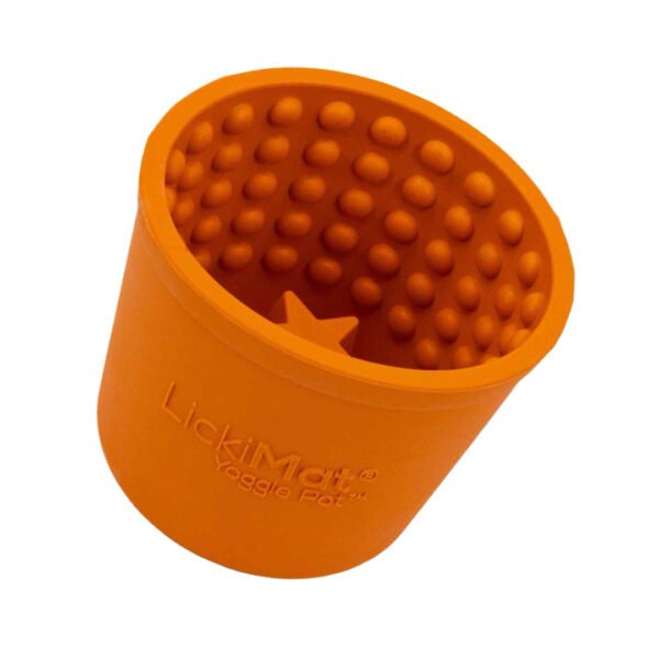 LickiMat Yoggie Pot Orange Gummi Aktiveringslegetøj - Image 2